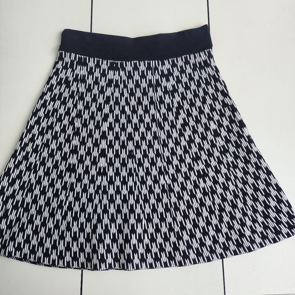Ann Taylor Women's Pull-On Skirt Knit Black White Stretch Geo Print Sz M - Picture 1 of 9